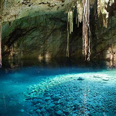Turkis vand i en hule. Grundvandskilder indeholder ofte kvælstof, som forekommer naturligt i form af ammonium, nitrit og nitrat.