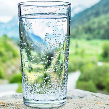 Dette klare glas vand er fra et distributionssystem, der anvender kondenserede fosfater til korrosionsbekæmpelse i ledningsnettet.