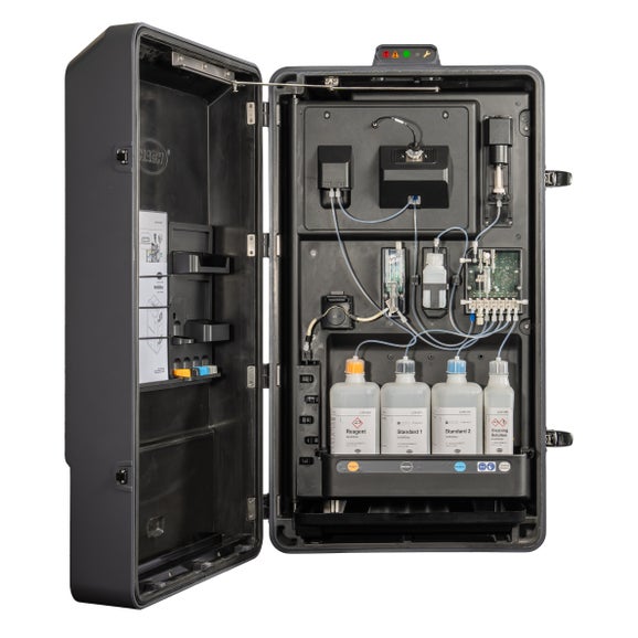 NH6000sc ammoniumanalysator, 2 kanaler, anvendes med 1 ekstern prøvefiltreringsenhed, med 1 prøvetilførselspumpe til FX610, flowregistrering, 230 V AC